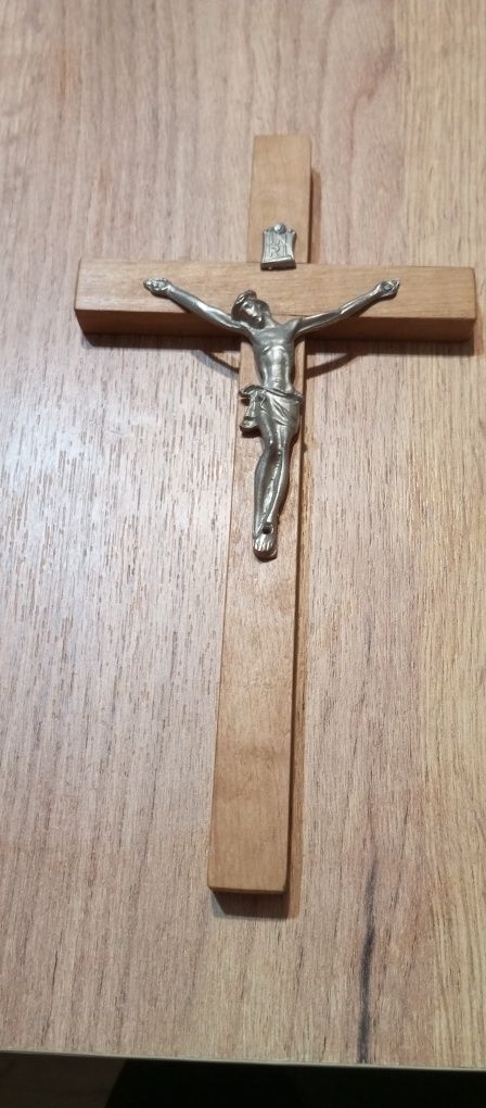 Jezus na krzyżu drewnianym
