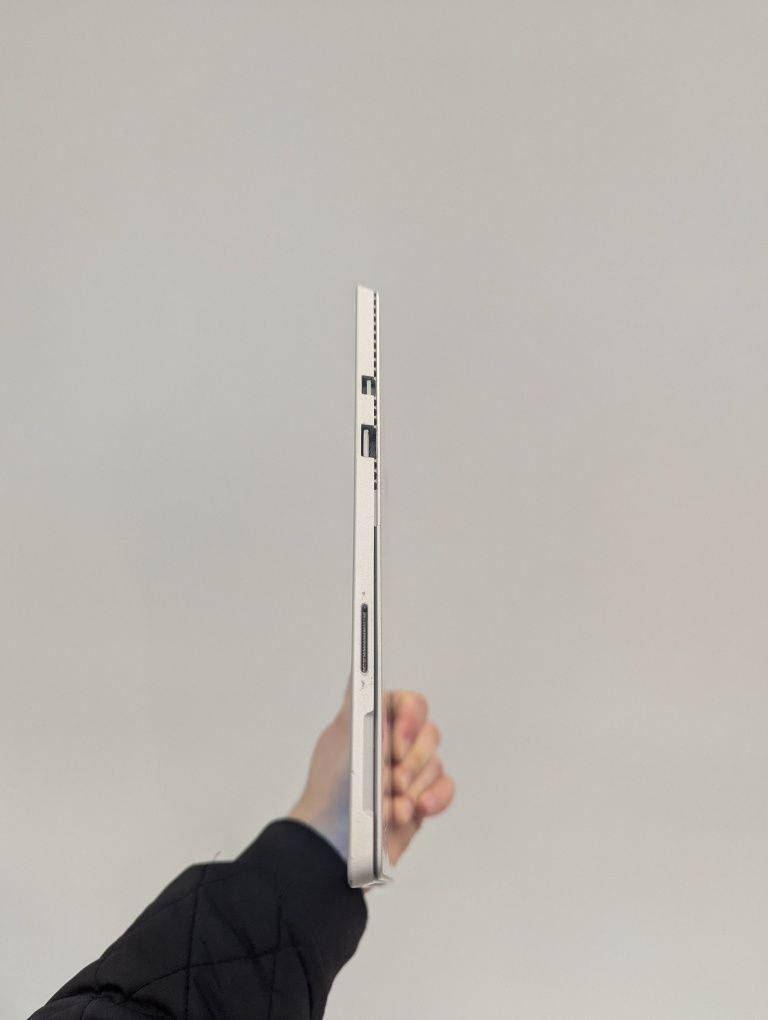 Surface pro 4 i5 8 RAM 256 SSD SAMSUNG