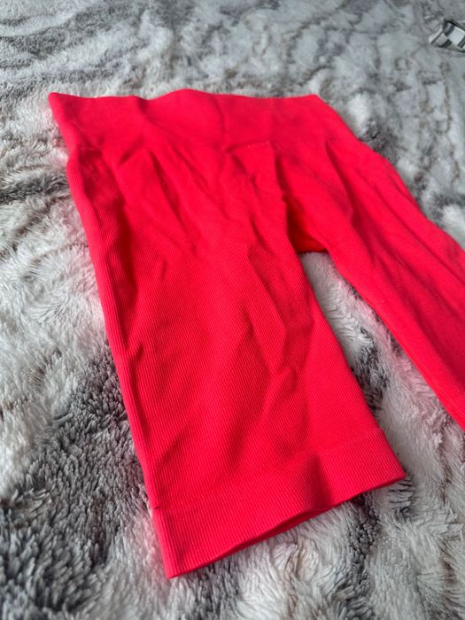 Яскраві морквяні шорти в рубчик