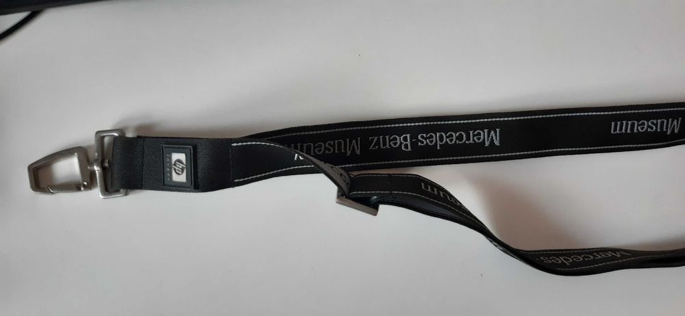 oryginalna smycz z muzeum mercedesa z Niemiec