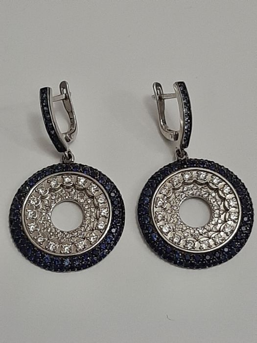 Золотые серьги с бриллиантами и сапфирами.