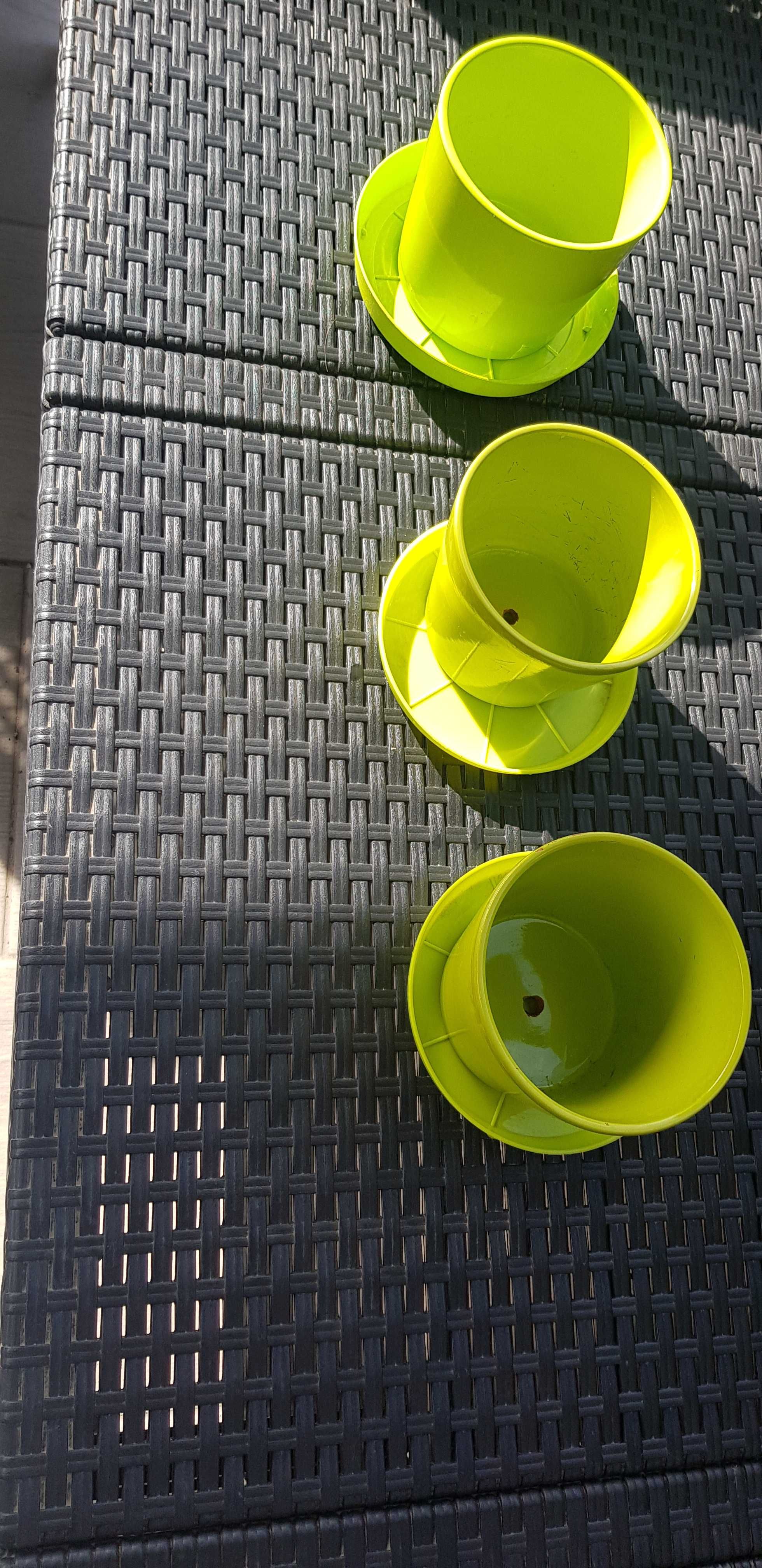 trzy seledynowe ceramiczne doniczki z podstawkami - Okazja