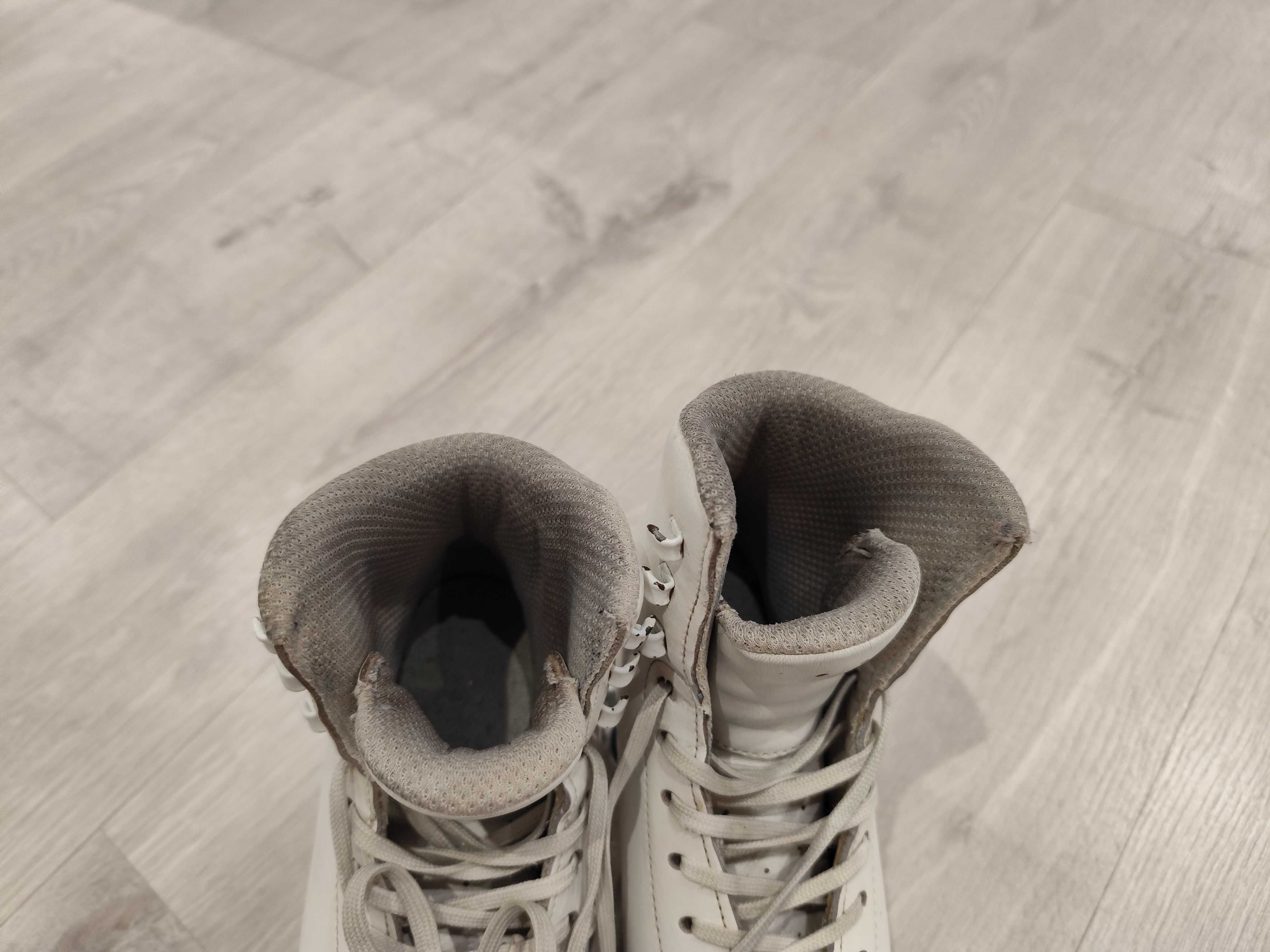 Patins de patinagem artística