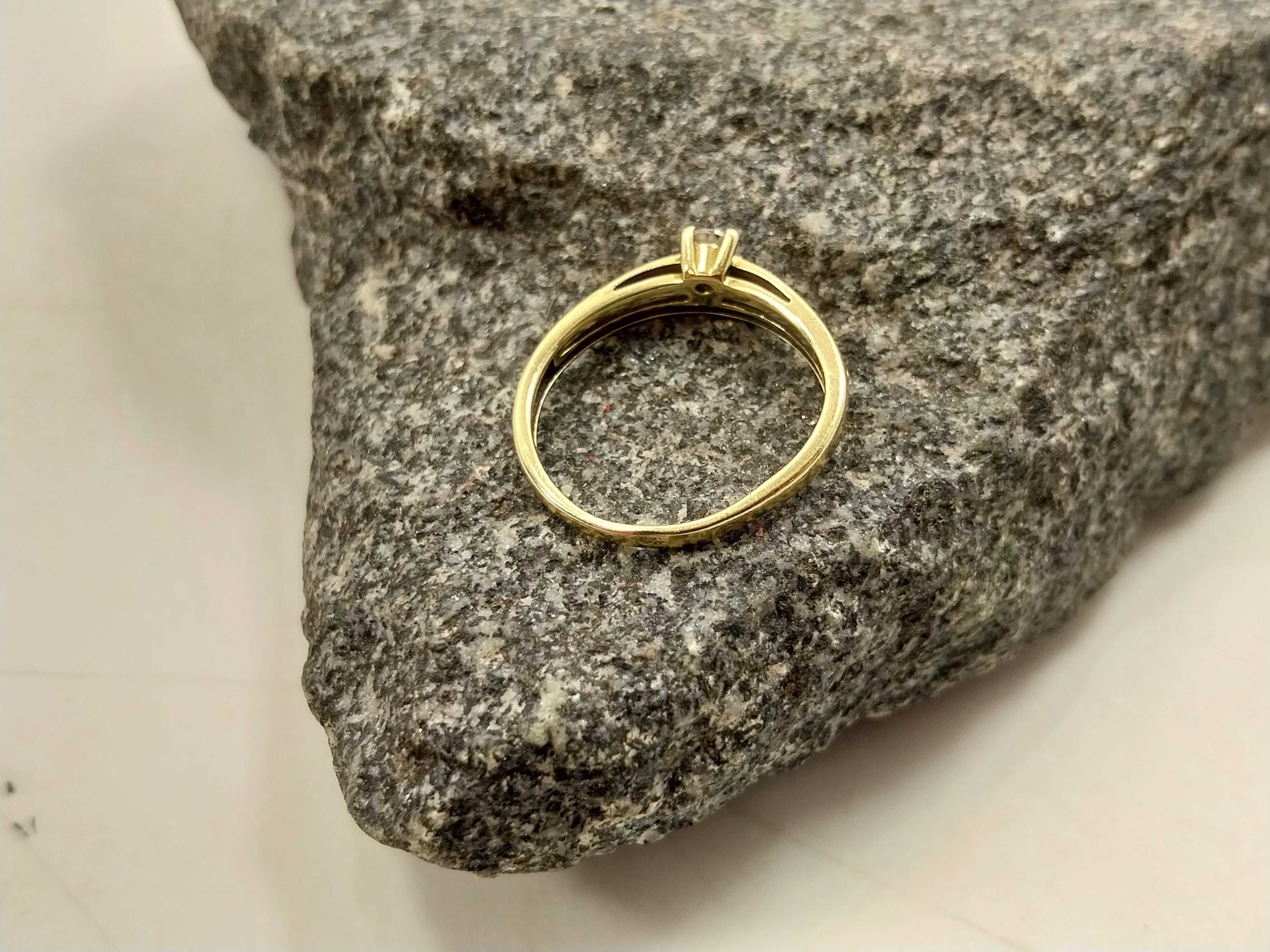 Złoty pierścionek Z CYRKONIAMI 333 1,48G R.11