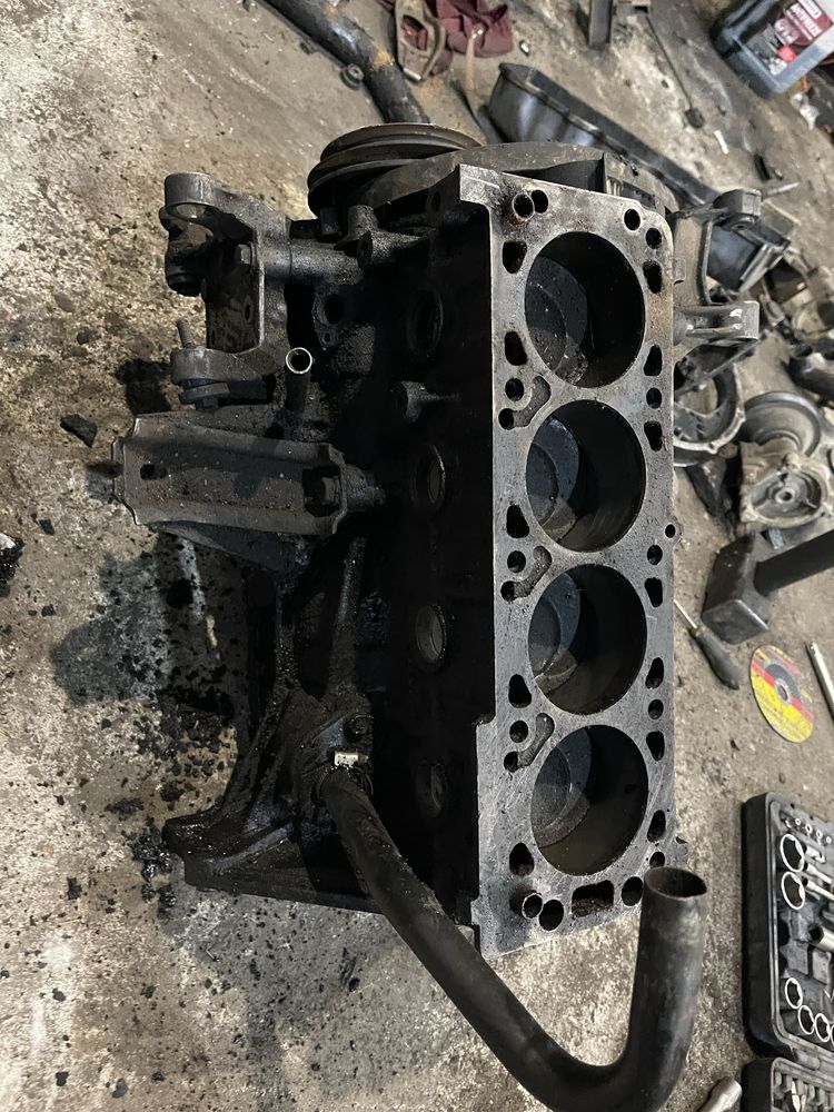 Блок низ двигуна Opel Omega A 2.0 C20NE