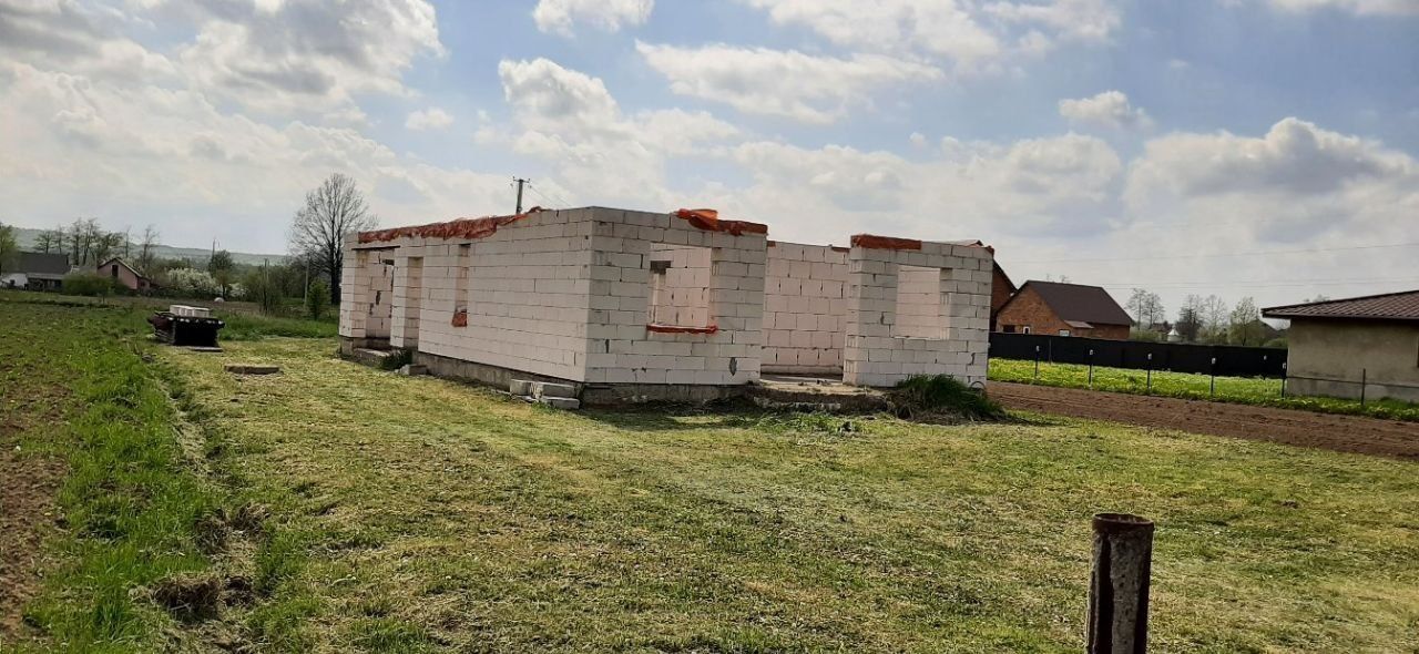 Земельна ділянка з недобудованим будинком