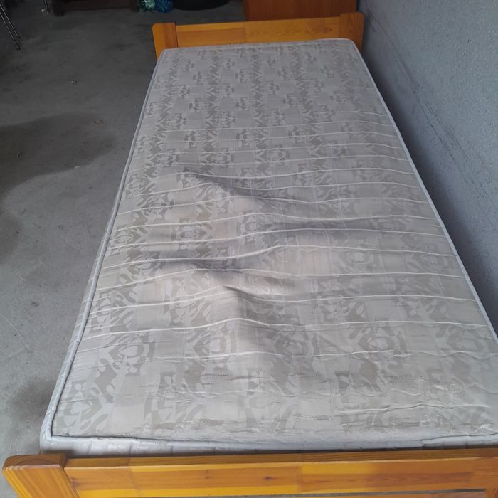 Łóżko drewniane używane