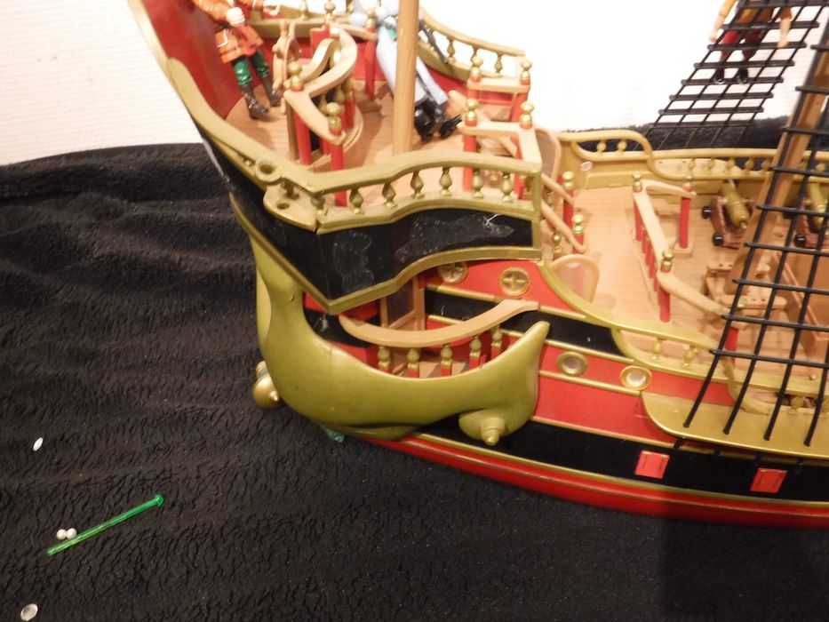 Piękny statek kapitana Sabertootha, Czarna Dama, z załogą i skarbem