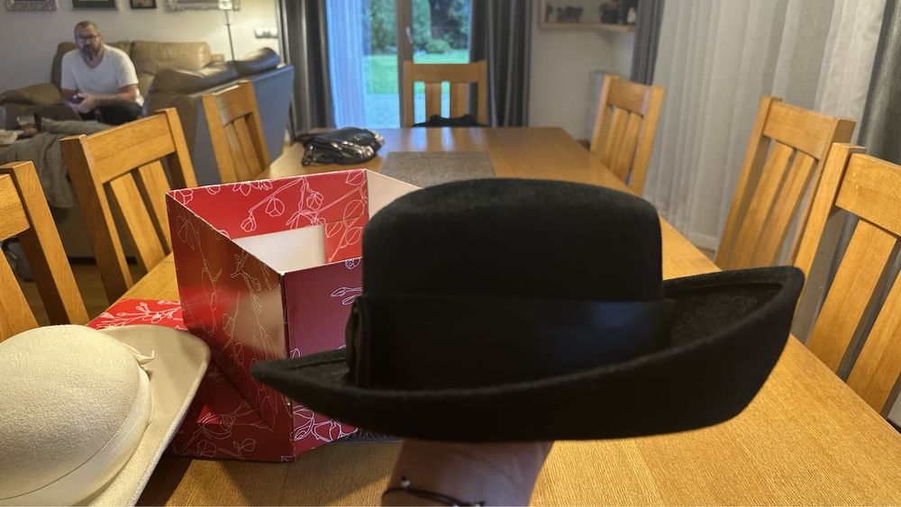 Kapelusz czarny od modystki