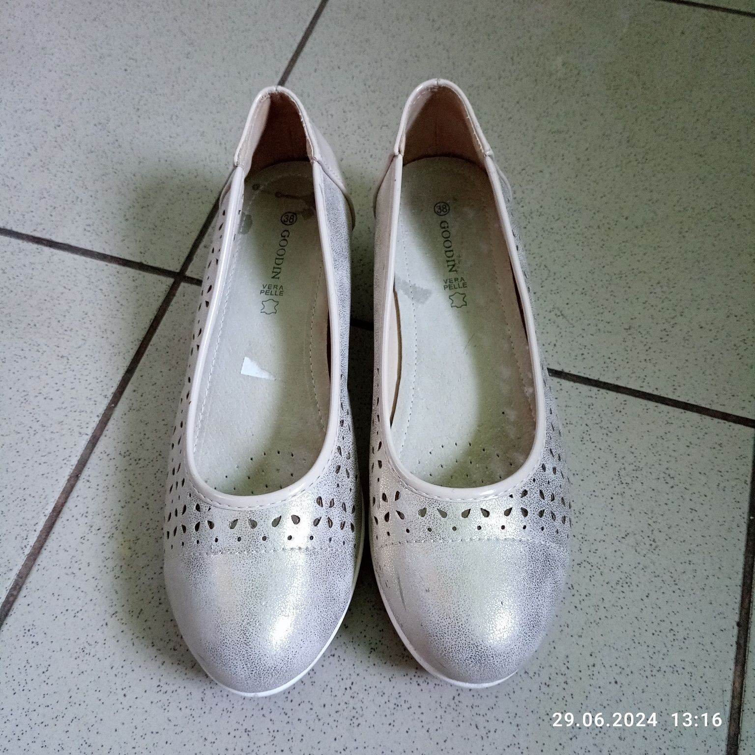 Eleganckie, perforowane baletki na koturnie. Rozmiar 38. Goodin.
