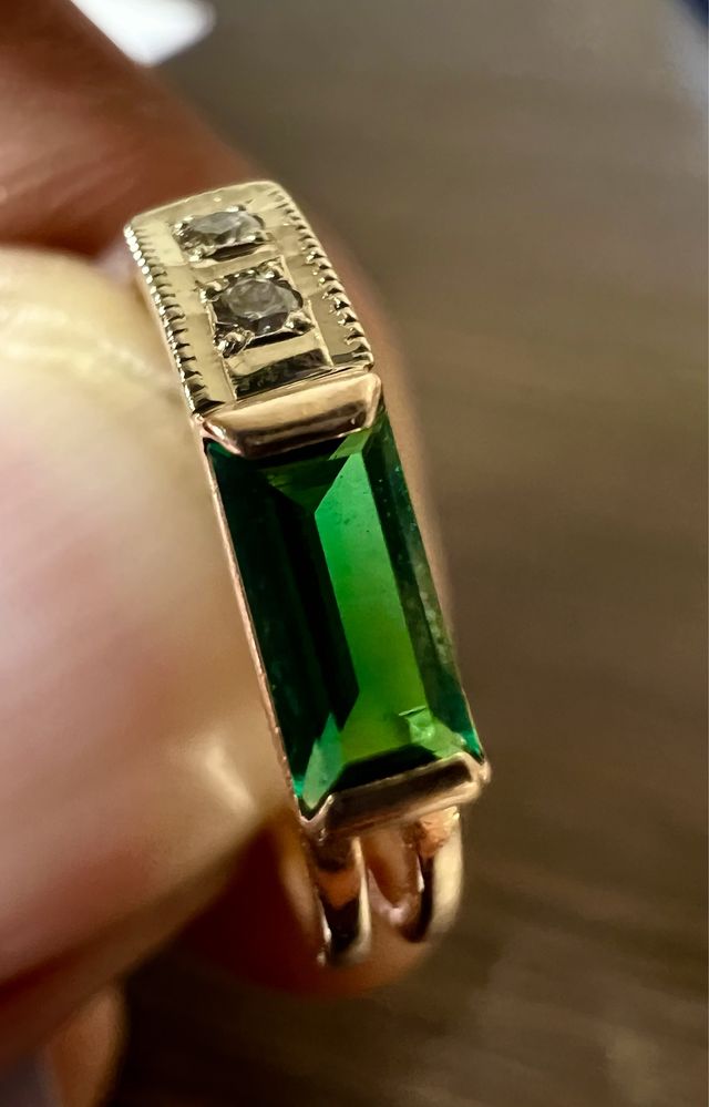 Золотое кольцо с бриллиантами и изумрудом р.16,8 0,26 ct