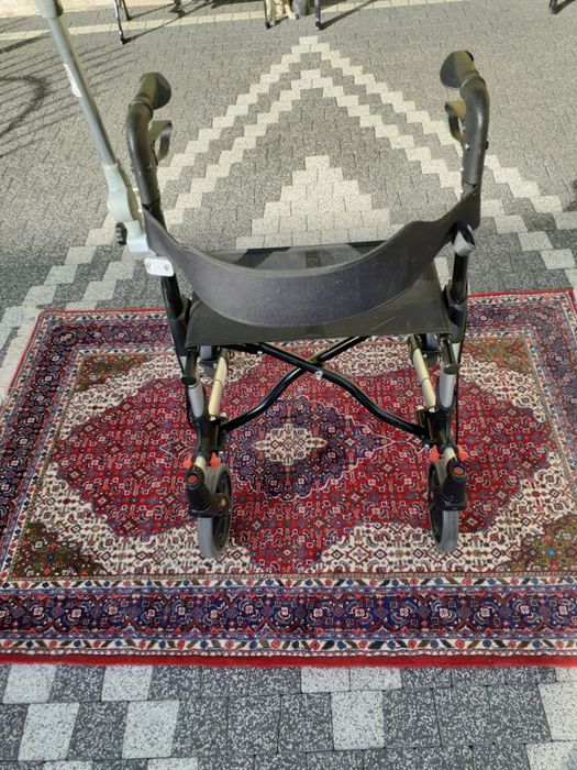 Balkonik Rollator dla starszej osoby