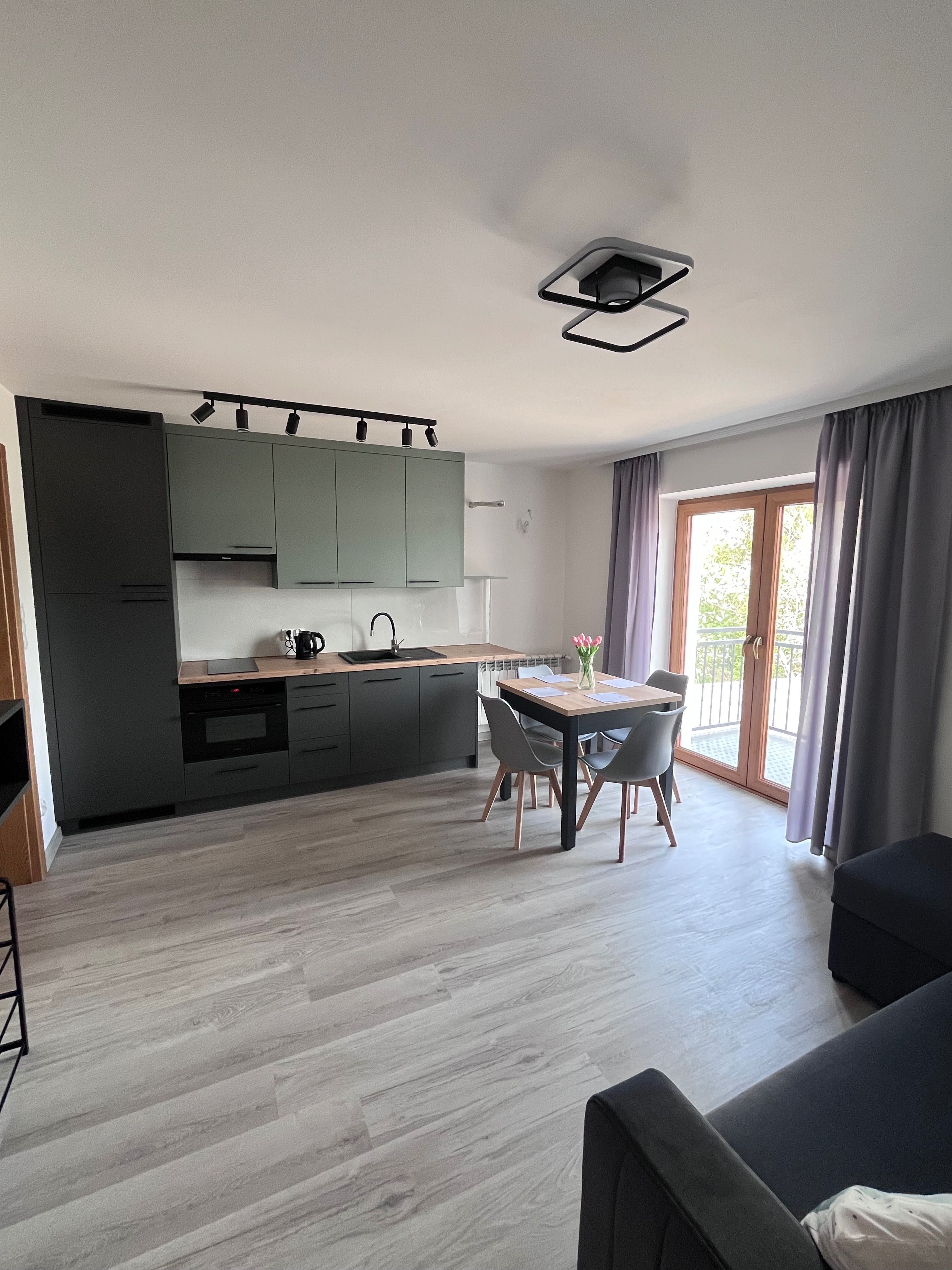Apartament 4-osobowy z balkonem – idealny na spokojny wypoczynek