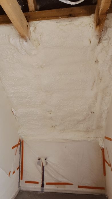 Ocieplane poddasza piana Pur . Izolacje natryskowe Pur. piana Pur