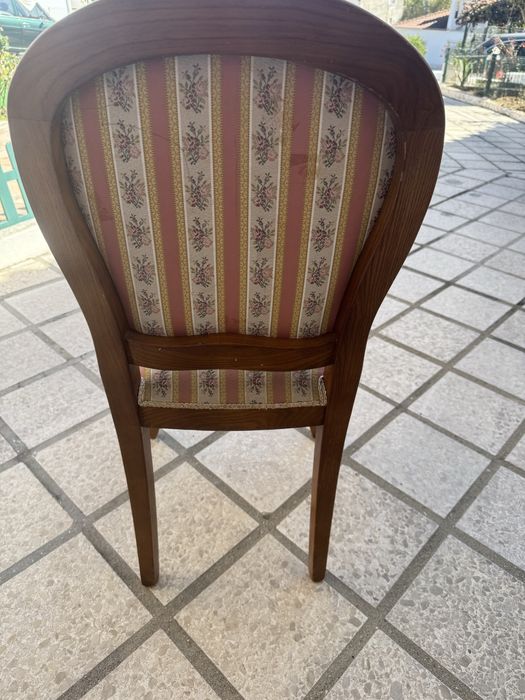 cadeira em madeira forrada em tecido