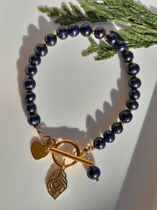 Pozłacana bransoletka z naturalnymi czarnymi perłami.