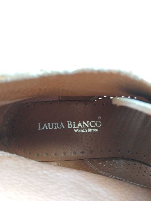 Botas com detalhe de renda