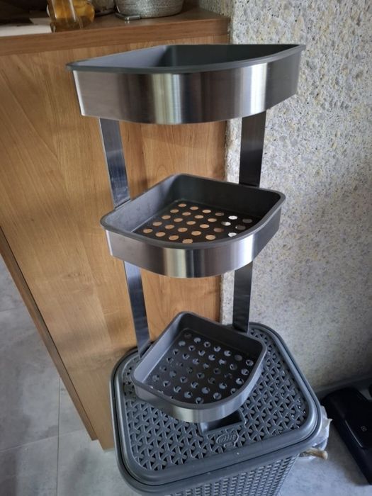 Narożny wieszak z półkami