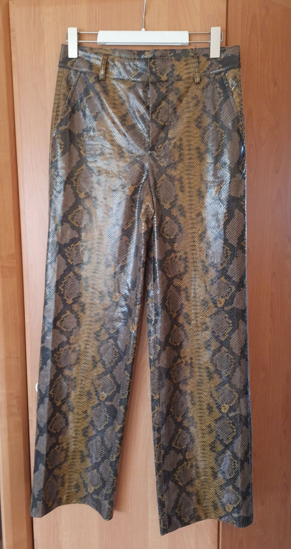 Spodnie skóropodobne z poliestyrelu w panterkę z szerokimi nogawkami