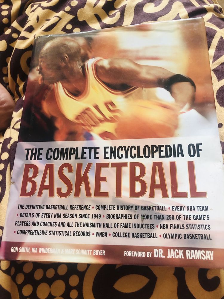 Продам очень яркую энциклопедию о баскетболе
