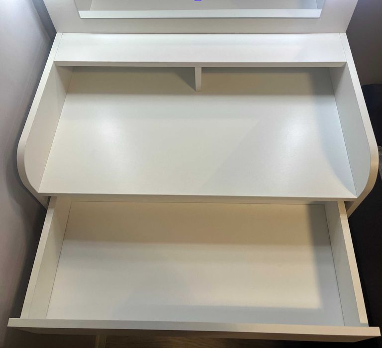 Toaletka z lustrem i podświetleniem LED