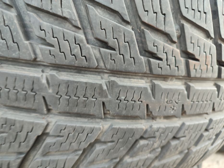 Шини Нокіан 235/55/17; гарний всесезонний комплект + пара шин, із ЄС !