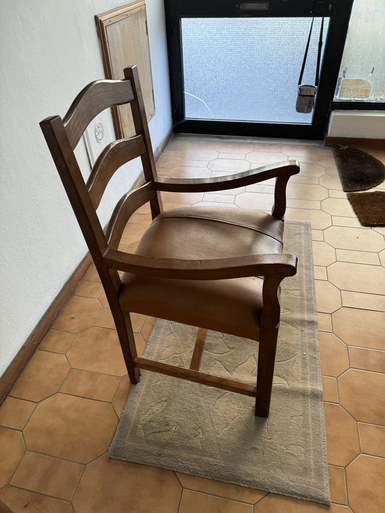 Cadeirão em madeira e pele.