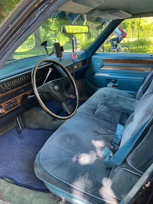 Cadillac Fleetwood 75 (1970) – 9 os., 7.7 V8, automat
