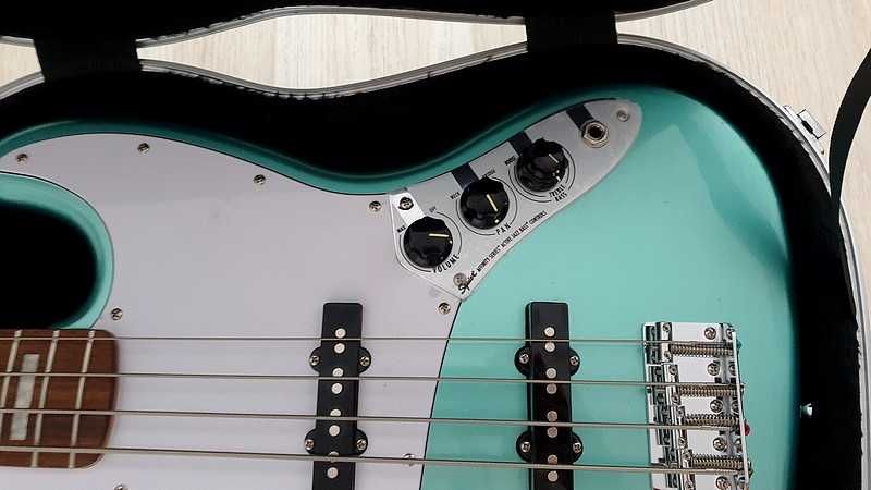 Fender Squier  Active Jazz Bass oraz RockCase Warwick aktywna