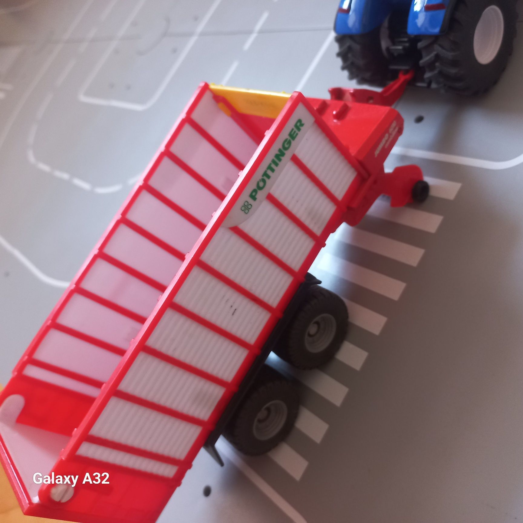 Siku 1:50  traktor new holand z ladowaczem I przyczepa potinger