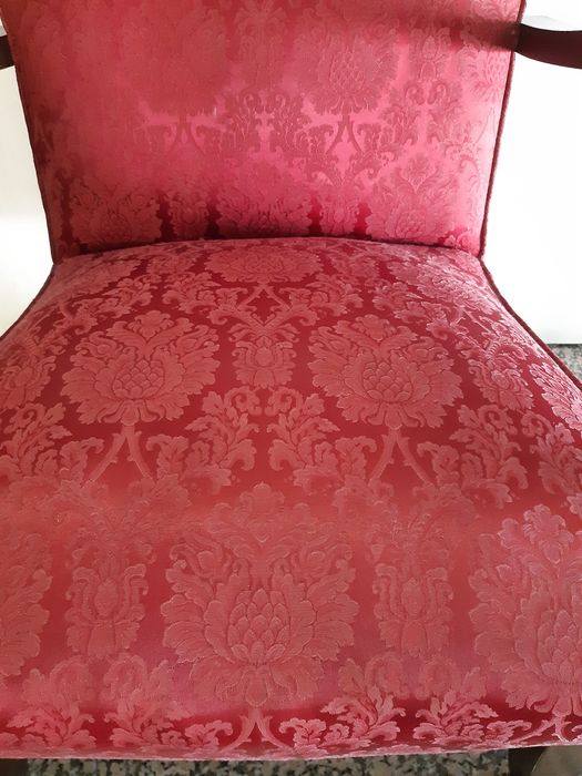 Cadeirão vintage em madeira maciça forrado a fustâo de seda