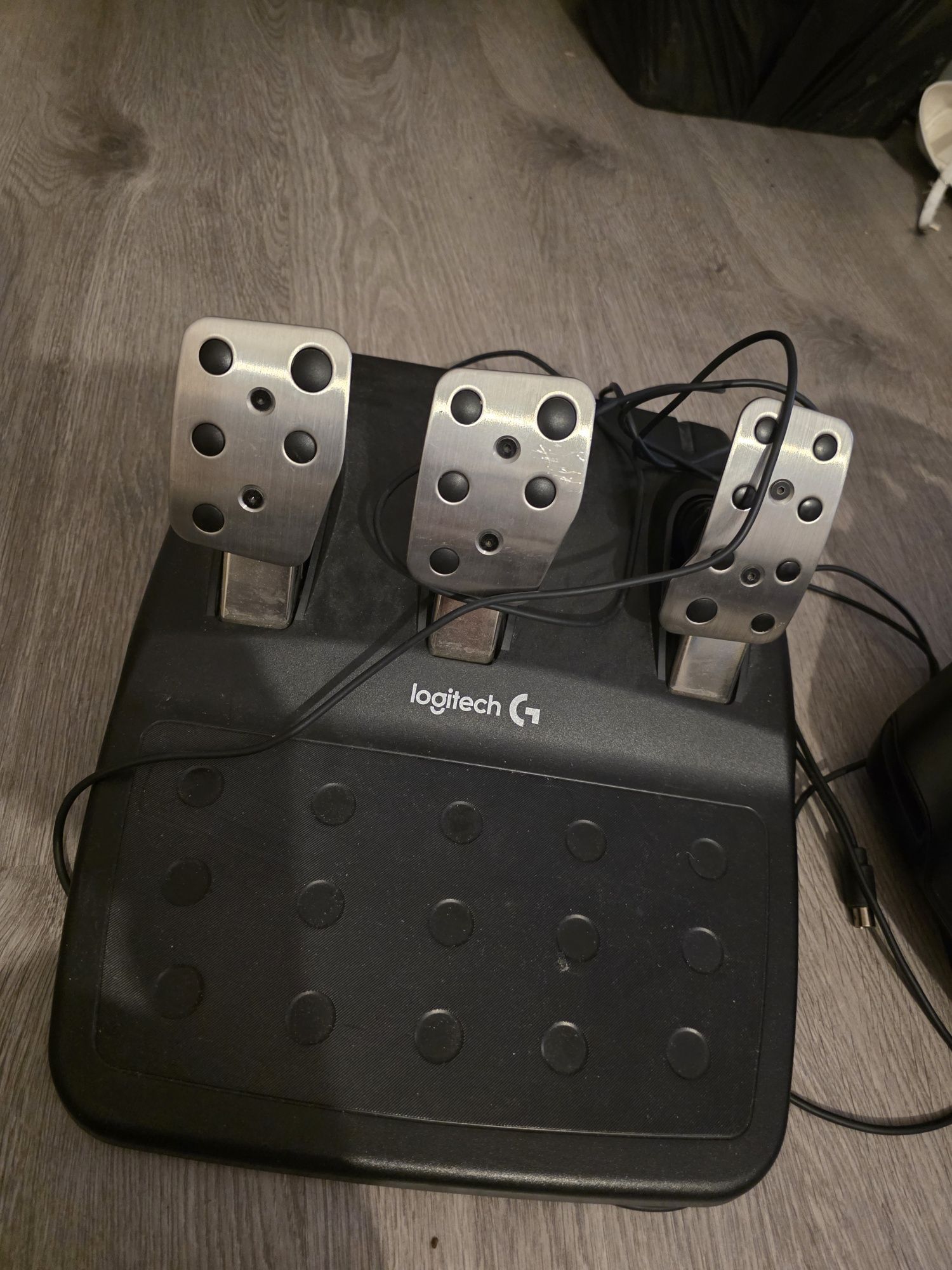 Kierownica Logitech  z pedałami do Xbox