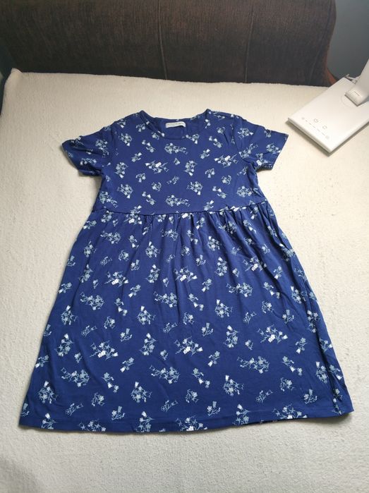 Sukienka niebieska granatowa z krótkim rękawkiem w kwiatowy wzór