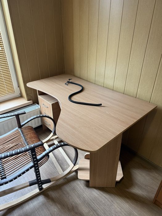 Компьютерный стол письменный отличное состояние