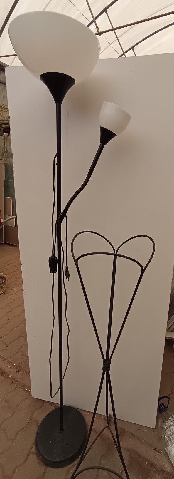 Candeeiro de pé e porta vaso