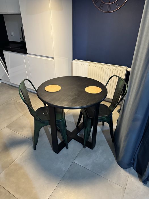 Stół okrągły + 2 metalowe krzesła – nowoczesny zestaw