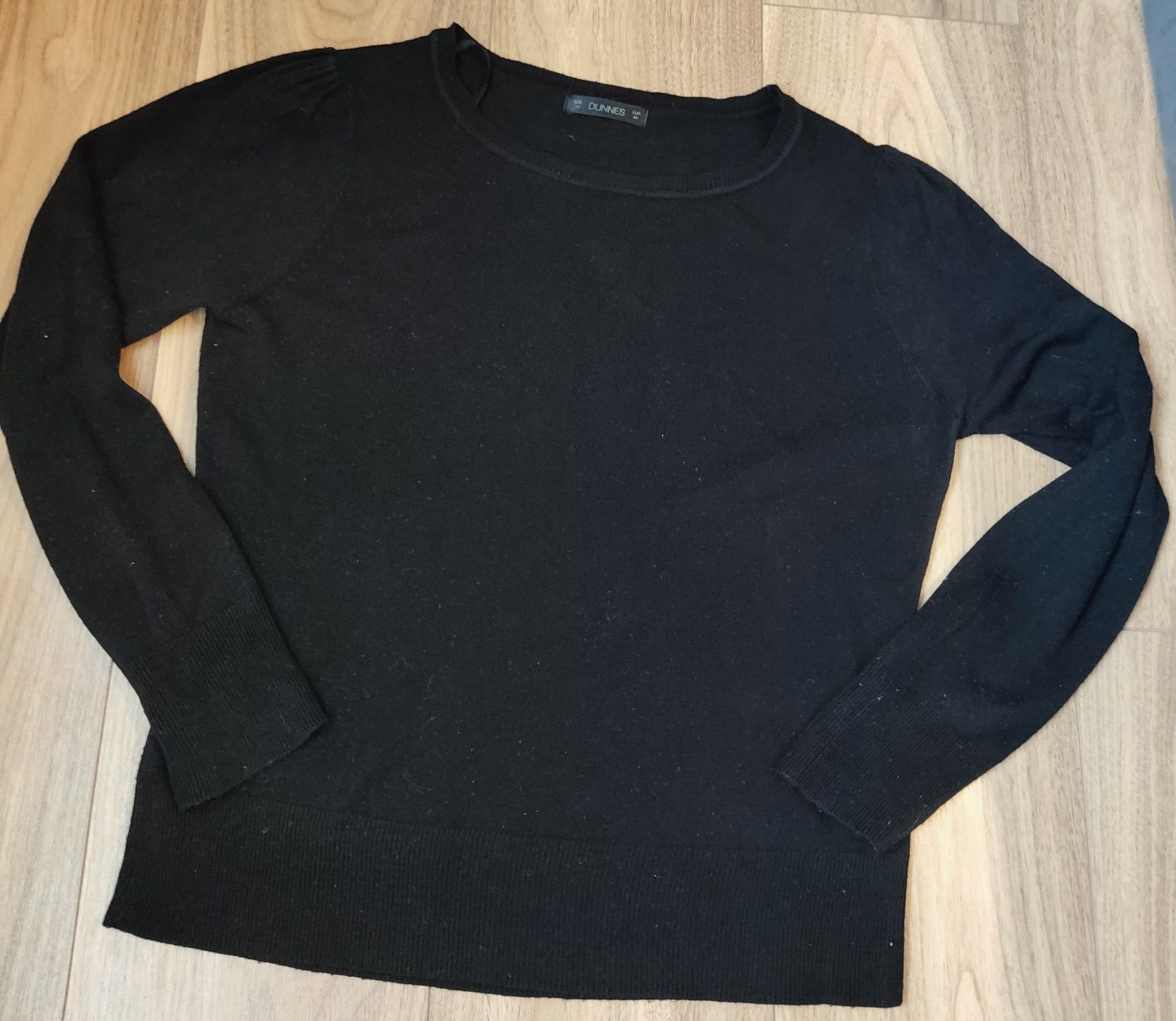 Czarny sweter sweterek