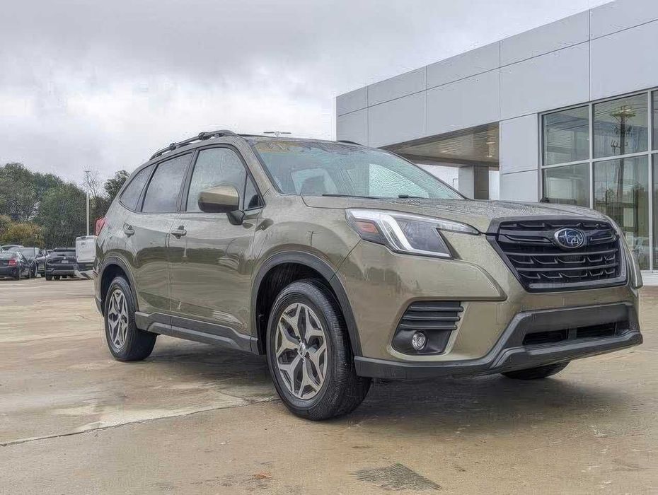 Subaru Forester Premium Crossover      2024