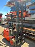 Empilhador de três rodas Linde E12Z-02