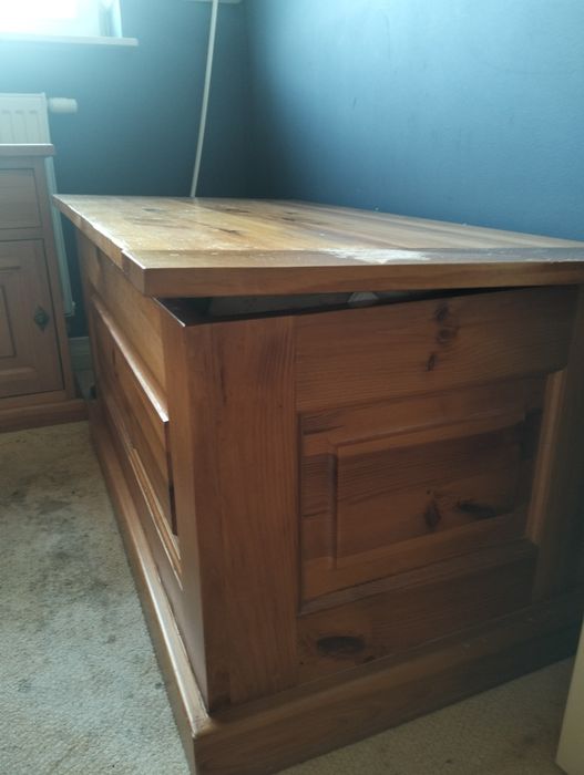 Komplet mebli drewnianych