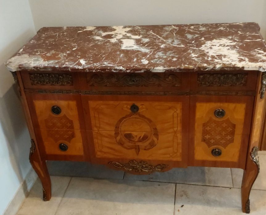 Komoda antyczna z marmurowym blatem – intarsje, mosiężne zdobienia

Sp