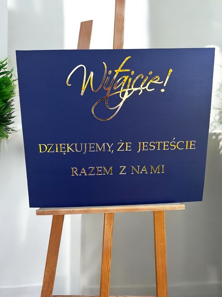 Granatowa tablica powitalna i plan stołów