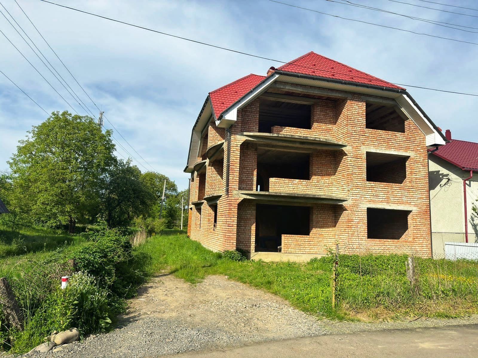 Земельна ділянка із домом