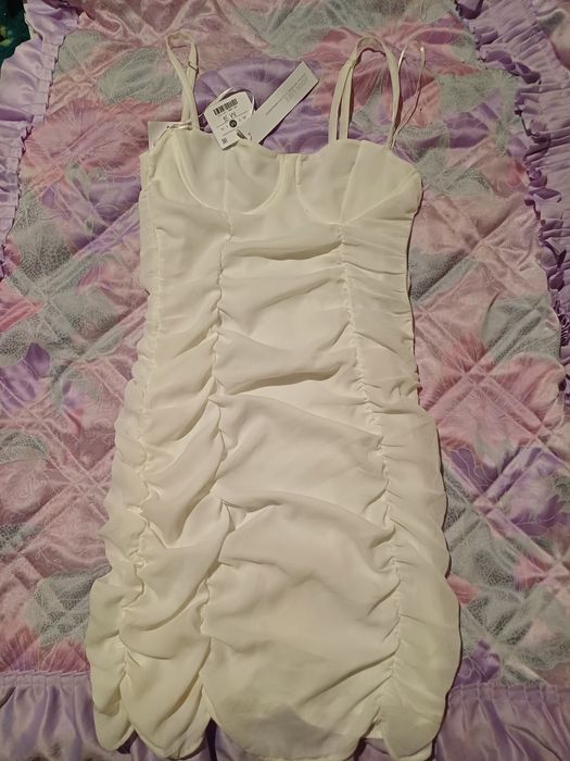 Коротка біла сукня