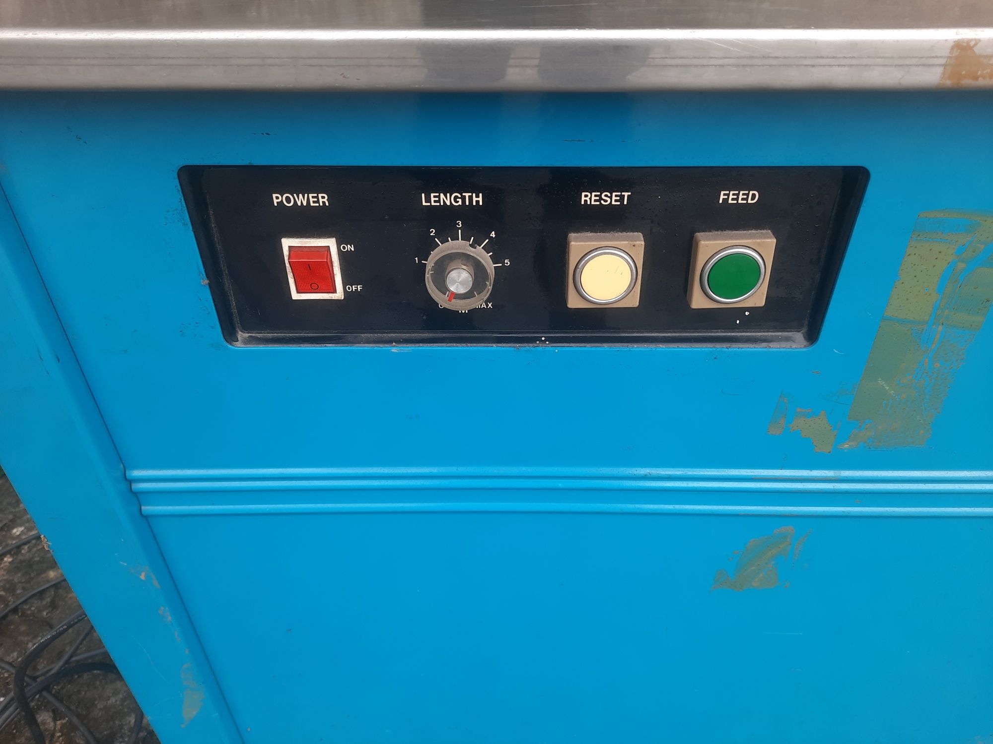Máquina arqueadora. De cintar tarifas. Com fita para amarrar caix