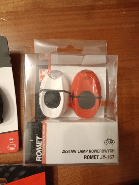 Zestaw akcesoriów rowerowych pompka, lampki, zapięcie, uchwyt na bidon