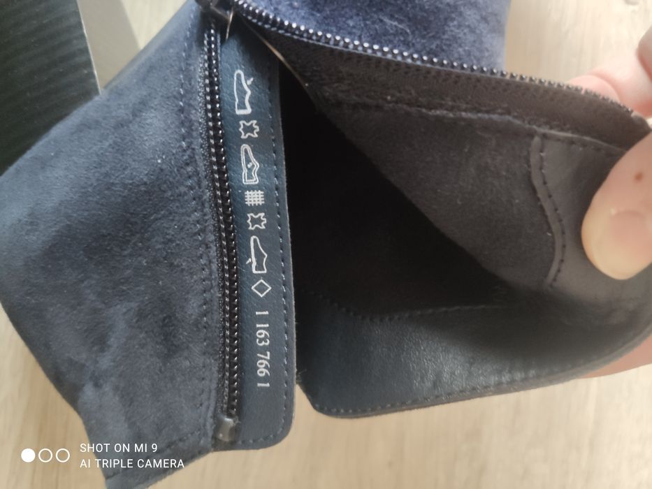 Продам жіночі демісезонні замшеві ботіночки