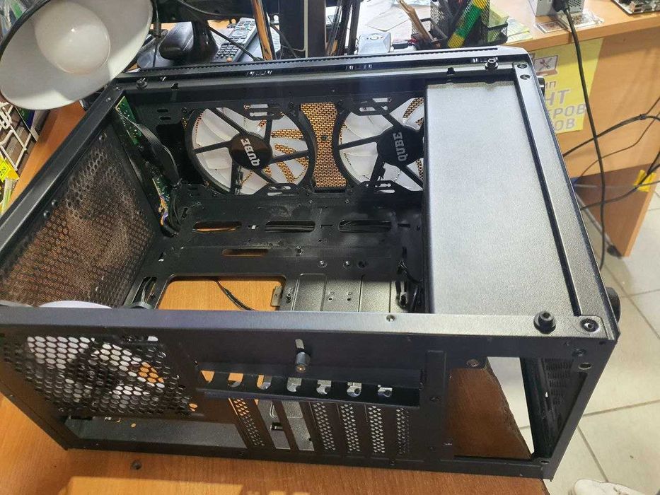 Корпус полноразмерный ATX Qube QB бок стекло. 2 вент 200 мм и 120 ARGB