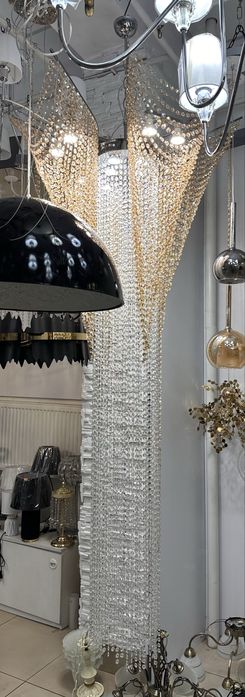 Велика кришталева люстра для сходів