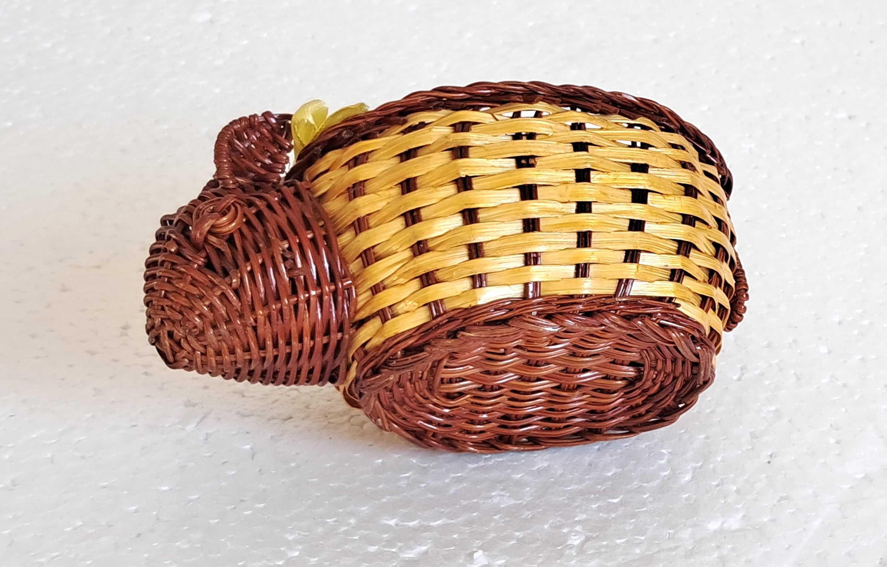 Wielkanocny koszyczek wiklina zajączek świeczki jajeczka vintage
